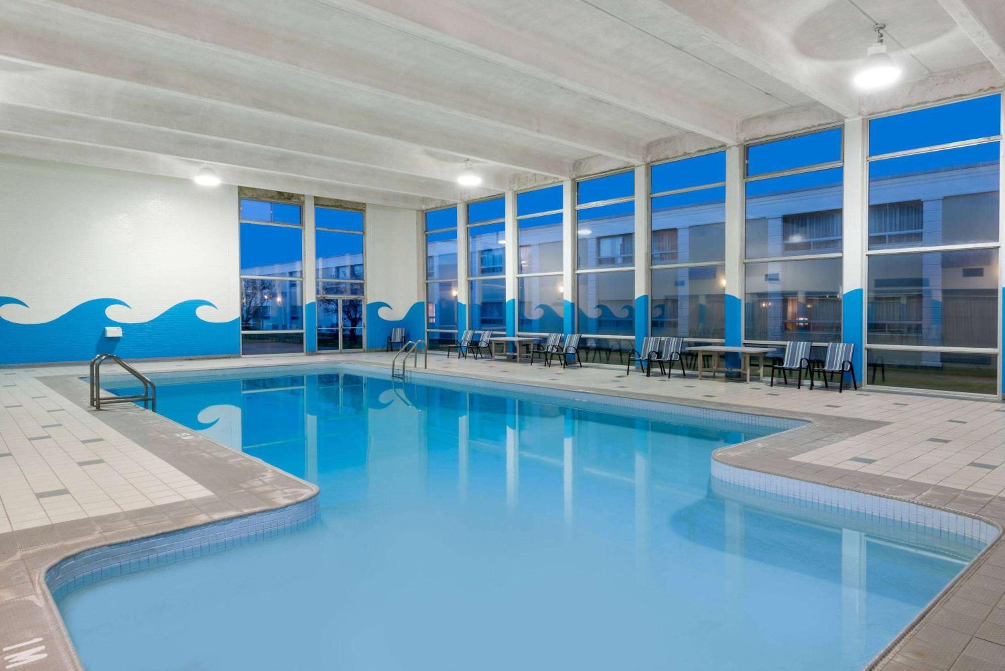 Ramada By Wyndham London Hotell Exteriör bild